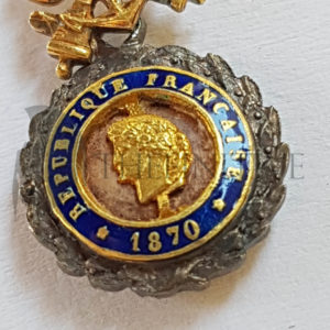 medaglia con diamanti