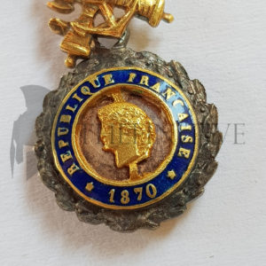 medaglia con diamanti