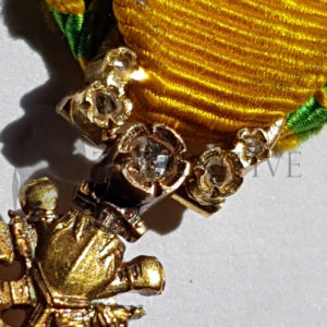 medaglia con diamanti