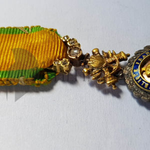 medaglia con diamanti