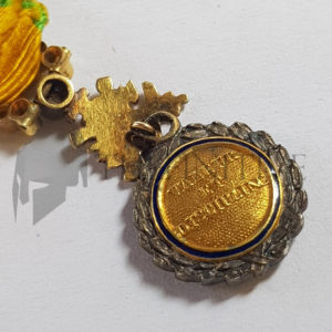 medaglia con diamanti